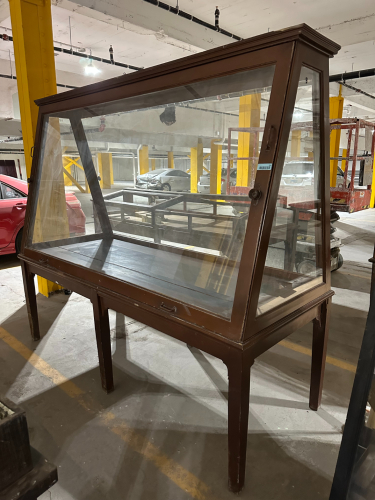 (1) VINTAGE WOOD & GLASS DISPLAY CASE