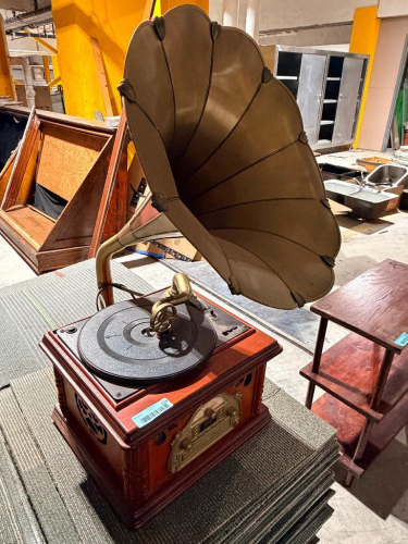 (1) REPLICA OF VINTAGE-STYLE GRAMOPHONE TURNTABLE WITH BRASS HORN