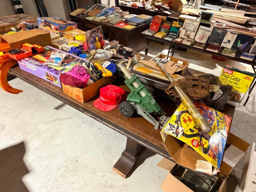 (1) ASSORTED LOT OF VINTAGE TOYS, GAMES, BOOKS & COLLECTIBLES
