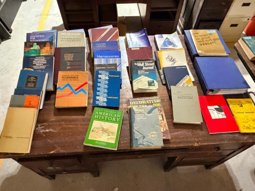 (1) ASSORTED LOT OF BUSINESS, ECONOMICS, MANAGEMENT & REFERENCE BOOKS