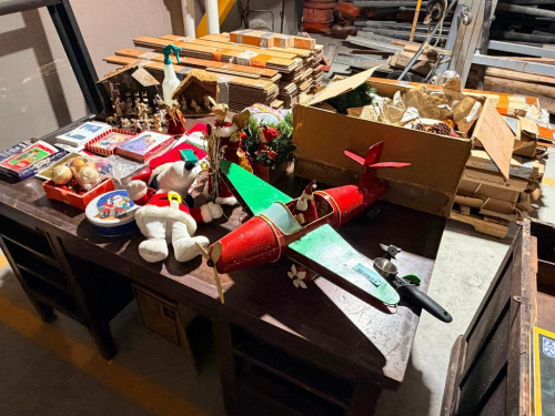 (1) ASSORTED LOT OF HOLIDAY DECORATIONS, TOYS & COLLECTIBLES