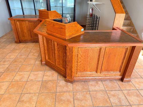 120" OVERALL LENGTH X 137" CUSTOM BUILT U-SHAPED OAK BAR WITH RAISED-PANEL CABINETRY, DECORATIVE FLUTED CORNER COLUMNS, BUILT-IN STORAGE, BROWN TEXTURED COUNTERTOP