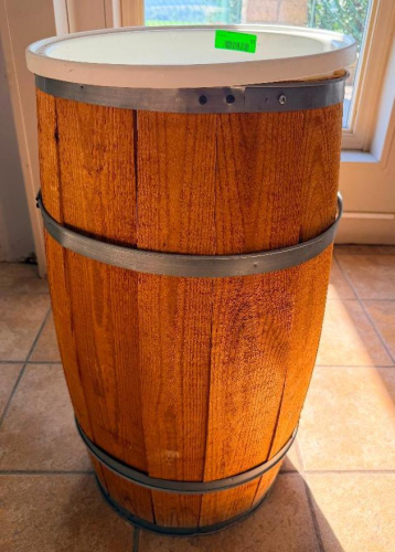 DECORATIVE WINE BARREL-STYLE DISPLAY TABLE WITH WOOD STAVE CONSTRUCTION, METAL HOOP BANDS, AND ROUND WHITE INSET TOP.