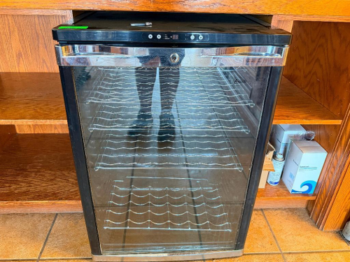 AVANTI FREESTANDING WINE REFRIGERATOR WITH GLASS LOCKING DOOR, DIGITAL TEMPERATURE CONTROL, AND MULTIPLE CHROME WIRE WINE RACKS. KEY INCLUDED.