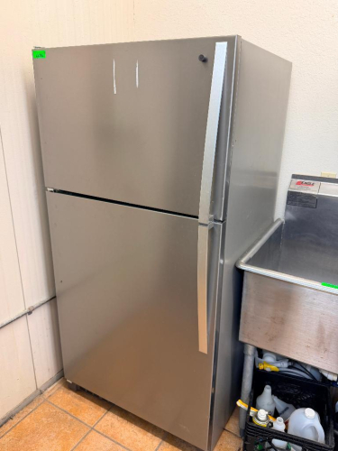 WHIRLPOOL TOP-FREEZER REFRIGERATOR WITH STAINLESS STEEL FINISH, TWO-DOOR CONFIGURATION, GLASS REFRIGERATOR SHELVES, DOOR STORAGE, AND CRISPER DRAWERS.