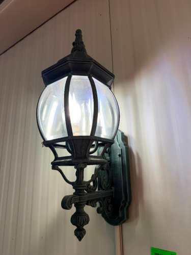 (2) DECORATIVE WALL-MOUNT LANTERN LIGHT FIXTURE WITH BLACK FINISH, ORNATE BACKPLATE AND SUPPORT BRACKET, CLEAR CURVED GLASS PANELS, AND MULTI-LIGHT CANDELABRA-STYLE INTERIOR.
