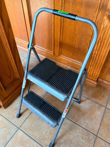 FOLDING STEP LADDER