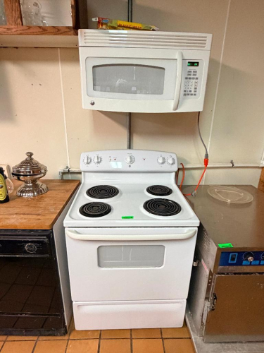 GE FOUR BURNER ELECTRIC RANGE W/ AN OVER THE RANGE GE MICROWAVE.