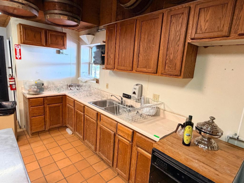 8.5' L SHAPED KITCHEN CABINET AND HUTCH SET W/ COMPOSITE COUTER TOP.