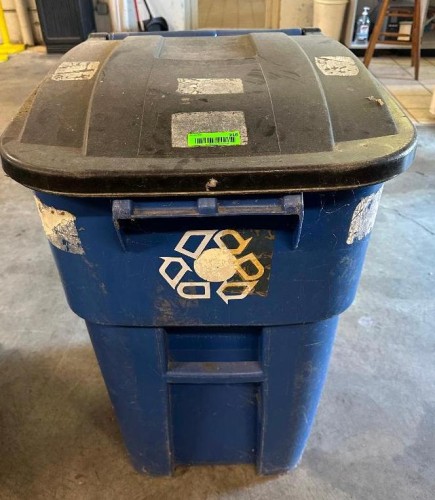 BLUE PLASTIC ROLL ABOUT TRASH CAN W/ FLIP LID.