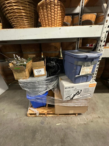 (1) PALLET OF ASSORTED HOLIDAY DECORATIONS.