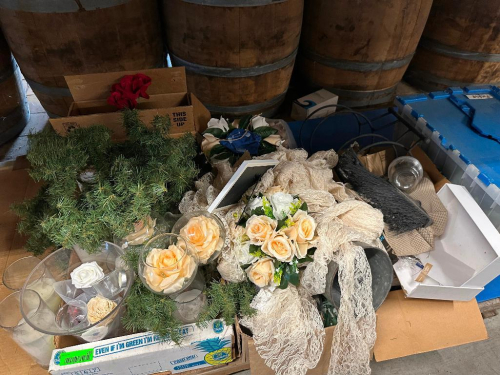 (1) PALLET OF ASSORTED HOLIDAY DECORATIONS.