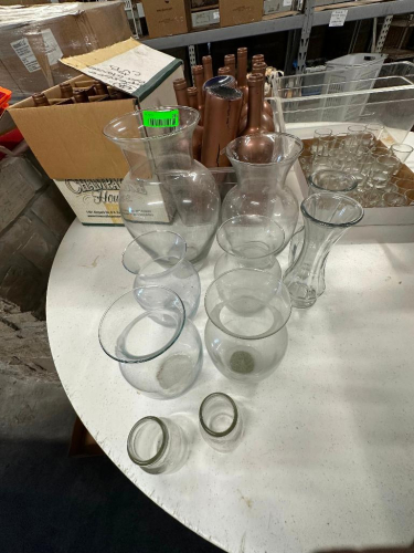 (1) LOT OF ASSORTED GLASS VOTIVE AND CENTER PIECES.