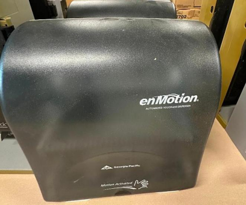 (2) ENMOTION TOWEL DISPENSERS AND (2) TORK XPRESSNAP CAF&Eacute; DISPENSERS.