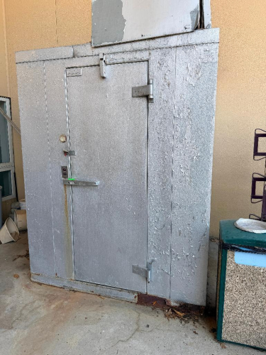 8' X 6' SELF CONTAINED WALK IN FREEZER W/ FLOOR.