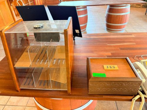 PLASTIC COUNTER TOP CIGAR DISPLAY
