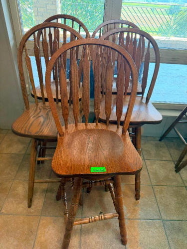 (5) 30" WOOD WINDSOR-STYLE BAR HEIGHT CHAIRS WITH HIGH SPINDLE BACKS, CONTOURED WOOD SEATS, TURNED LEGS AND FOOTREST STRETCHERS. MIXED OAK-TONE WOOD FINISHES.