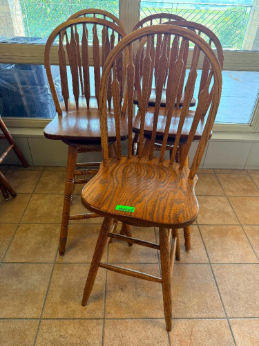 (5) 30" WOOD WINDSOR-STYLE BAR HEIGHT CHAIRS WITH HIGH SPINDLE BACKS, CONTOURED WOOD SEATS, TURNED LEGS AND FOOTREST STRETCHERS. MIXED OAK-TONE WOOD FINISHES.