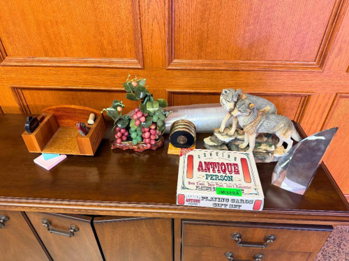 (1) LOT OF ASSORTED OFFICE D&Eacute;COR