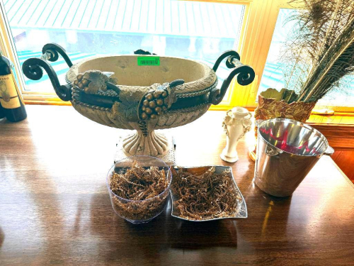 (1) LOT OF ASSORTED OFFICE D&Eacute;COR