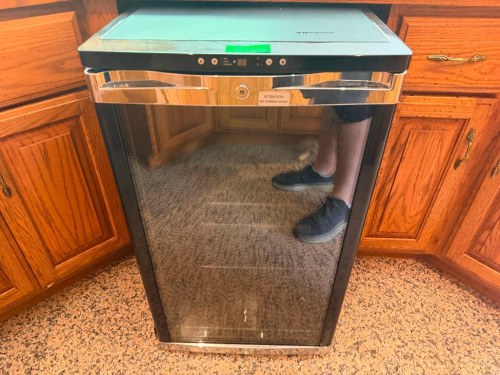 AVANTI SINGLE-DOOR WINE CHILLER WITH TINTED GLASS DOOR, LOCKING DOOR, DIGITAL TEMPERATURE CONTROLS AND BLACK / STAINLESS FINISH.
