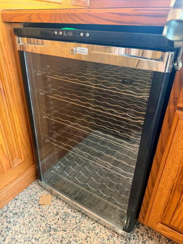 AVANTI SINGLE-DOOR WINE CHILLER WITH TINTED GLASS DOOR, LOCKING DOOR, DIGITAL TEMPERATURE CONTROLS AND BLACK / STAINLESS FINISH.