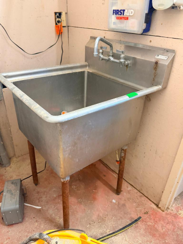 JOHN BOOS COMMERCIAL STAINLESS STEEL SINGLE-COMPARTMENT UTILITY SINK WITH DEEP BASIN, INTEGRAL BACKSPLASH, WALL-MOUNT FAUCET AND FOUR LEGS.