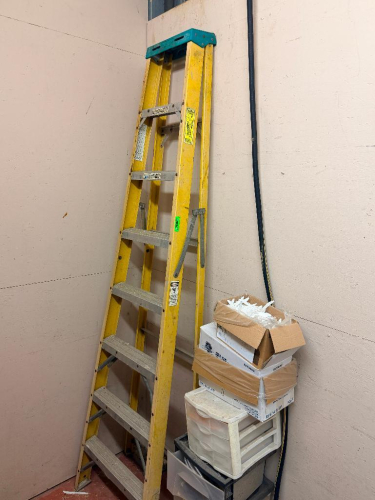 10' LOUISVILLE FIBERGLASS A-FRAME STEP LADDER WITH ALUMINUM STEPS, SPREADER BRACES AND MOLDED TOP CAP.