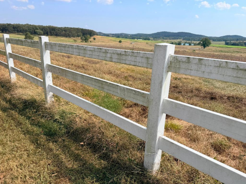 (60) 8' SECTIONS OF WHITE THREE-RAIL FENCE WITH POSTS. APPROXIMATELY 480 LINEAR FT. TOTAL.