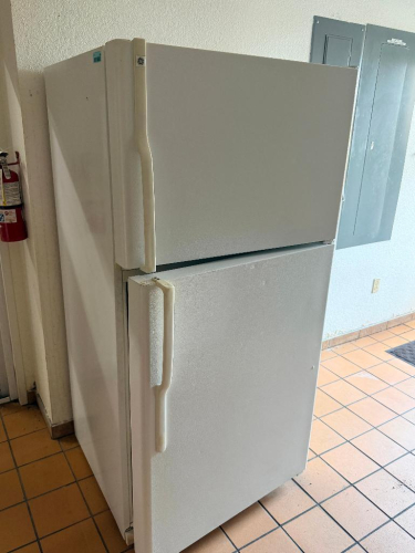 GE HOUSE HOLD REFRIGERATOR / FREEZER.