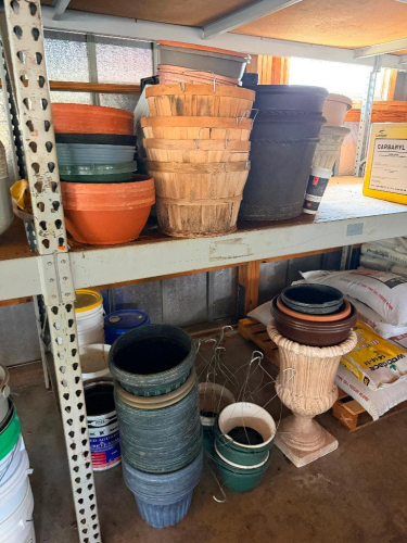 (1) LOT OF ASSORTED PLASTIC AND CERAMIC PLANTERS AND POTS.