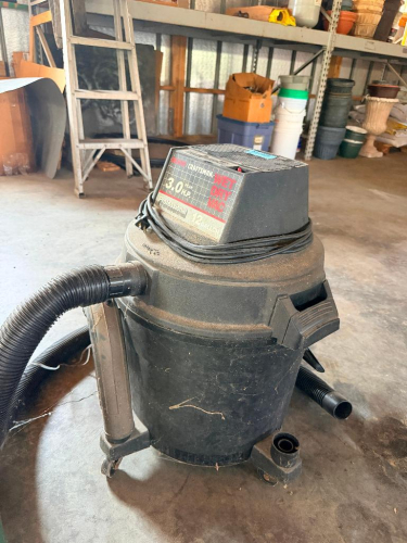 12 GALLON WET / DRY SHOP VAC.