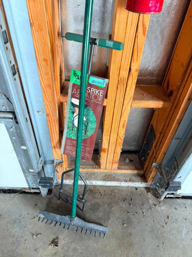 BUNKER RAKE AND FOOT PEDAL AERATOR