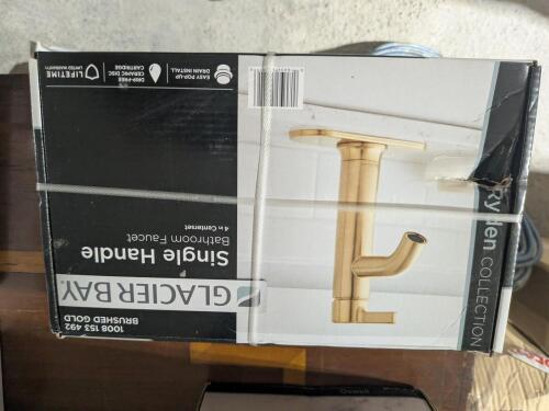 GLACIER BAY RYDEN SINGLE-HANDLE BATHROOM FAUCET, BRUSHED GOLD (HDQFS1A9277CZ) - NEW, STRAPPED
