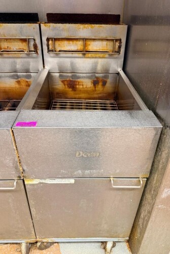 DEAN COMMERCIAL NATURAL GAS DEEP FRYER WITH STAINLESS STEEL EXTERIOR, OPEN FRY POT, TUBE-TYPE BURNER SYSTEM, REAR FLUE, LOWER ACCESS DOOR, DRAIN VALVE, AND CASTERS.