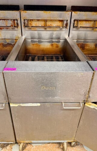 DEAN COMMERCIAL NATURAL GAS DEEP FRYER WITH STAINLESS STEEL EXTERIOR, OPEN FRY POT, TUBE-TYPE BURNER SYSTEM, REAR FLUE, LOWER ACCESS DOOR, DRAIN VALVE, AND CASTERS.