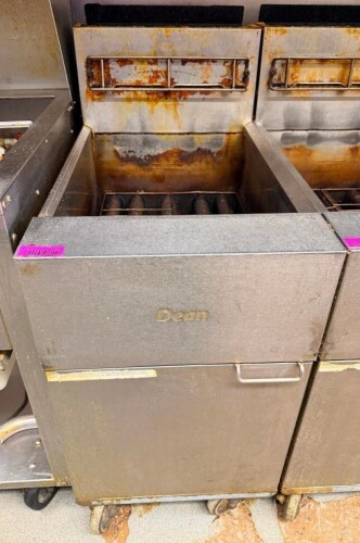 DEAN COMMERCIAL NATURAL GAS DEEP FRYER WITH STAINLESS STEEL EXTERIOR, OPEN FRY POT, TUBE-TYPE BURNER SYSTEM, REAR FLUE, LOWER ACCESS DOOR, DRAIN VALVE, AND CASTERS.