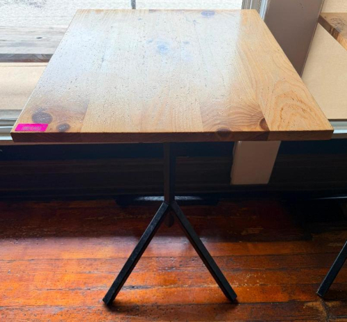 32" WIDE X 24" PINE PUB TABLE WITH THICK SOLID WOOD TOP AND BLACK METAL PEDESTAL BASE. RECTANGULAR TOP FEATURES VISIBLE NATURAL KNOTS AND WOOD GRAIN WITH A CLEAR/NATURAL FINISH.