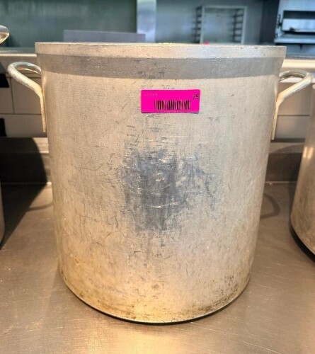 40 QT ALUMINUM STOCK POT WITH HEAVY-GAUGE CONSTRUCTION