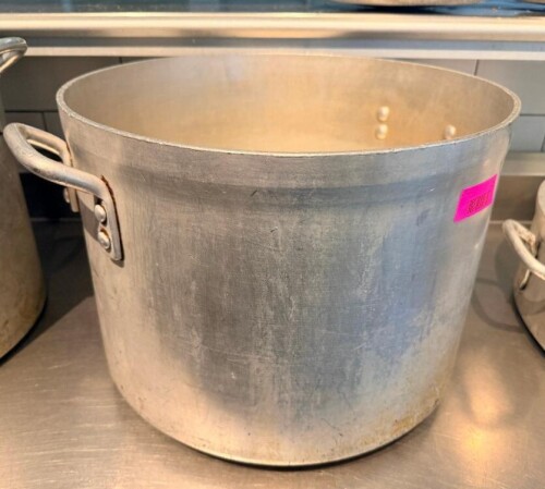 40 QT ALUMINUM STOCK POT WITH HEAVY-GAUGE CONSTRUCTION