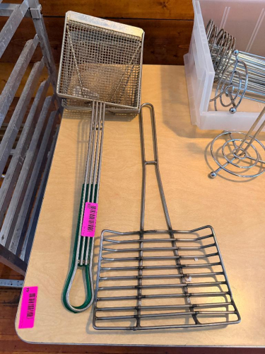 (3) ASSORTED MESH AND WIRE SCOOPS.