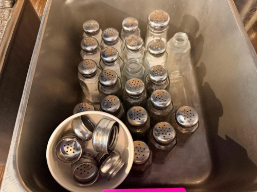 (1) LOT OF GLASS SALT AND PEPPER SHAKERS.