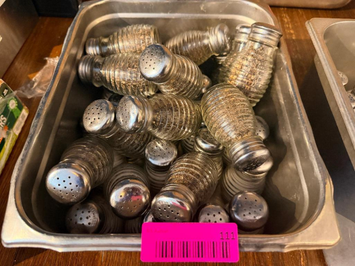 (1) LOT OF GLASS SALT AND PEPPER SHAKERS.