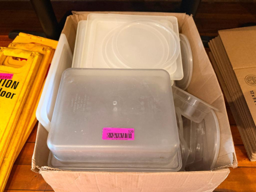 (1) BOX OF ASSORTED PLASTIC INSERTS, CONTAINERS, AND LIDS.