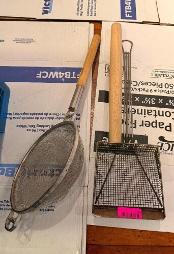 (2) ASSORTED MESH WIRE SCOOPS