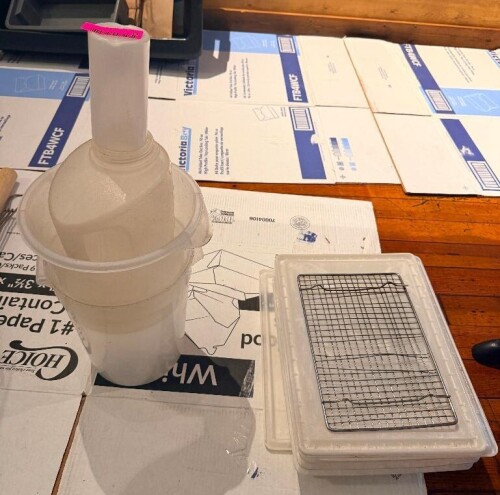 (1) LOT OF ASSORTED PLASTIC CONTAINERS.