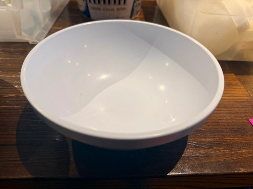 (9) 8.5" PLASTIC BOWLS.