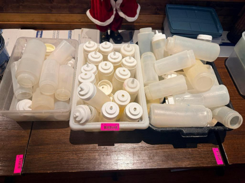 (1) LOT OF ASSORTED PLASTIC SQUEEZE BOTTLES.