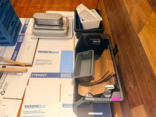 (1) LOT OF ASSORTED PLASTIC AND STAINLESS CONTAINERS.