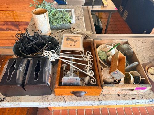 (1) LOT OF ASSORTED D&Eacute;COR - AS PICTURED.
